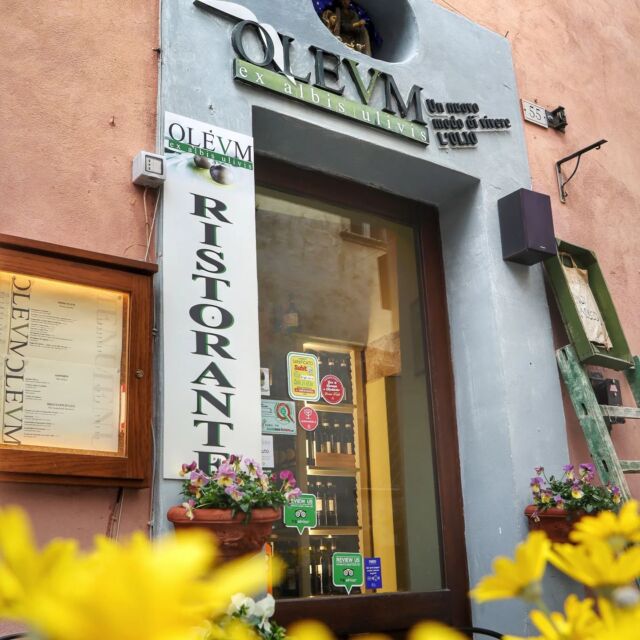 Olevm, dove la tradizione culinaria umbra si fonde con la creatività dello chef per creare piatti unici e indimenticabili dove uno dei protagonisti è sempre l'olio. 
Il nostro segreto?
Ingredienti di alta qualità e di produzione locale, per offrirvi sempre il massimo del gusto e della freschezza. 

#olevm #montefalco #umbria #famiglia