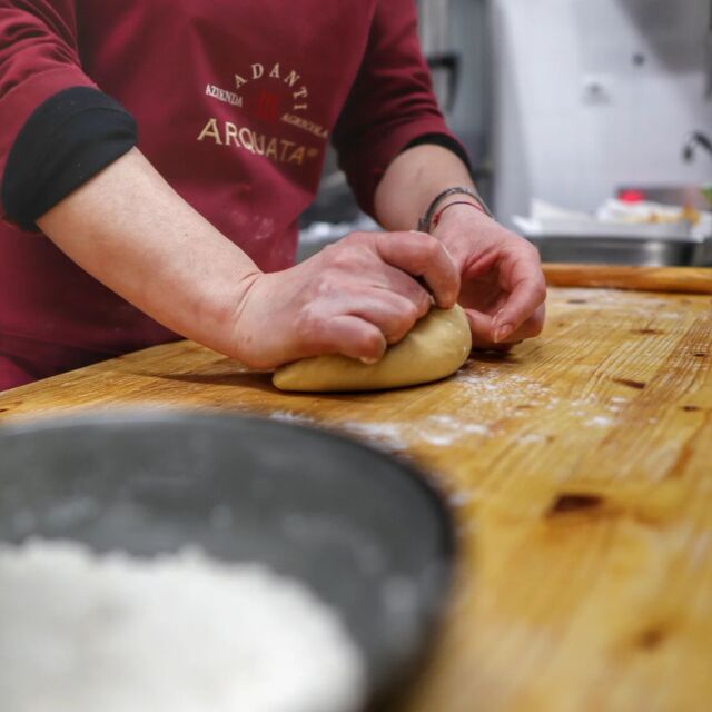 Da noi ogni dolce è fatto a mano con passione e cura, utilizzando solo ingredienti di alta qualità. Che tu sia un'amante del cioccolato o preferisca le torte, troverai sicuramente il dolce perfetto per te! 

#olevm #montefalco #umbria #ristorante #pasticceria #deliziealpalato #dolcifattiamano #dessert #cucinaumbra