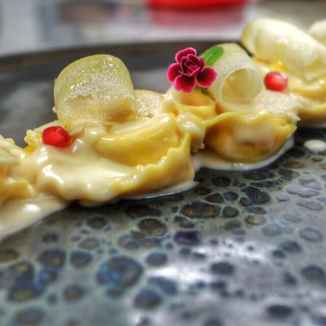 Succose pere si incontrano con il sapore intenso del grana padano e la croccantezza delle mandorle per creare un tortello fresco e irresistibile! 
Questa deliziosa combinazione è il primo perfetto per aspettare l'estate. 

#tortellone #pere #granapadano #estateinarrivo #deliziealpalato